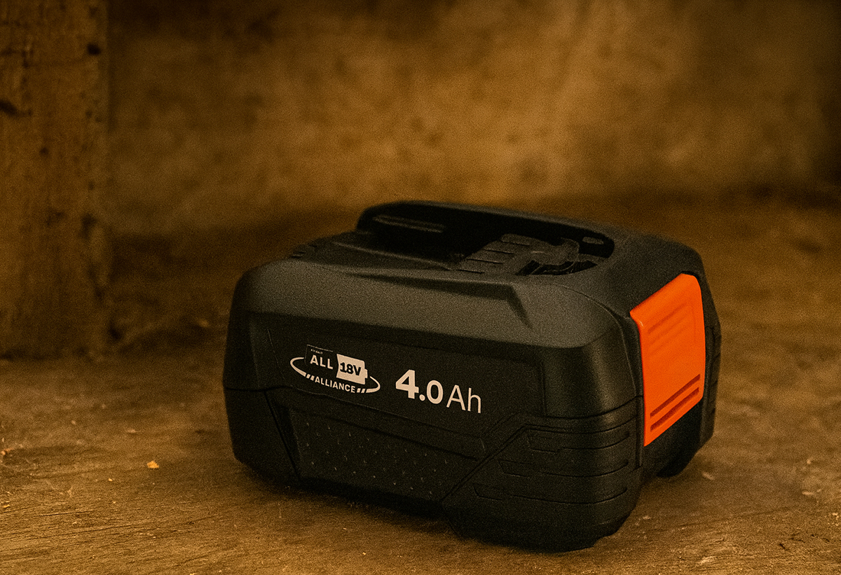 Απεικονίζεται η μπαταρία πάνω σε πάγκο εργαστηρίου.